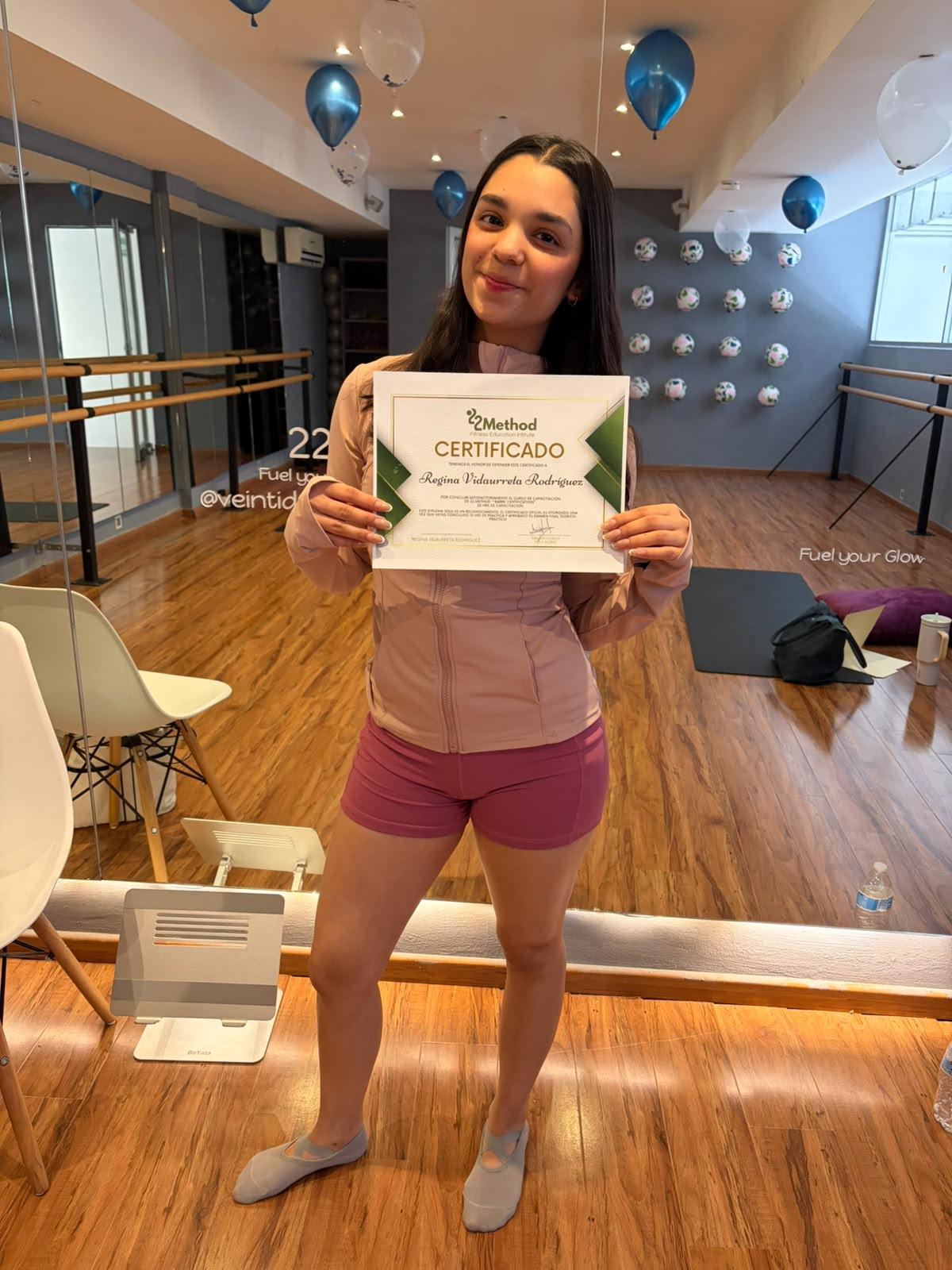 Alumna sosteniendo su certificado 22 Method